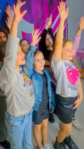 לומדות ריקוד טיק טוק במסיבת יום הולדת