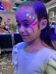 איפור פנים זוהר בחושך למסיבות