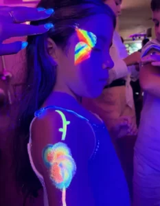 איפור פנים זוהר בחושך למסיבת יום הולדת פולמון